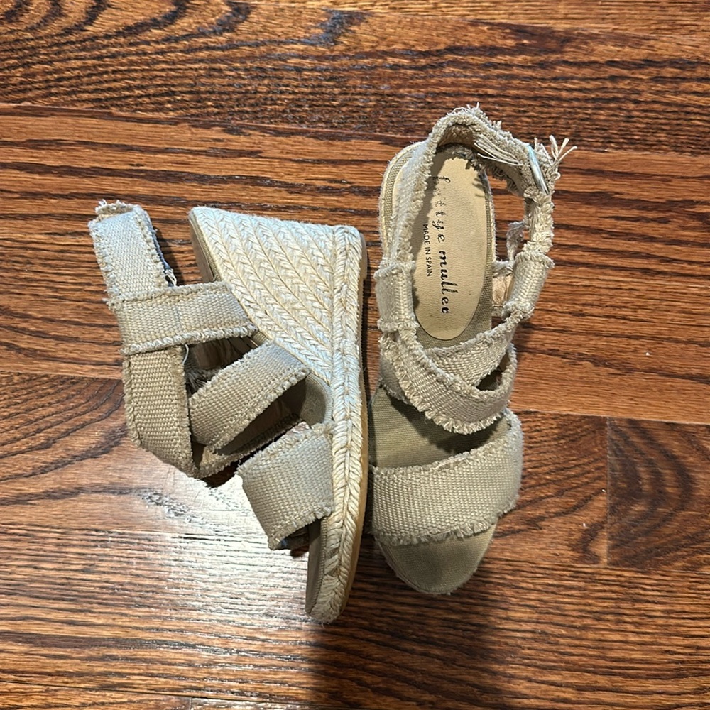 Bettye Muller tan espadrille. Linen straps and a rope bottom with silver detail